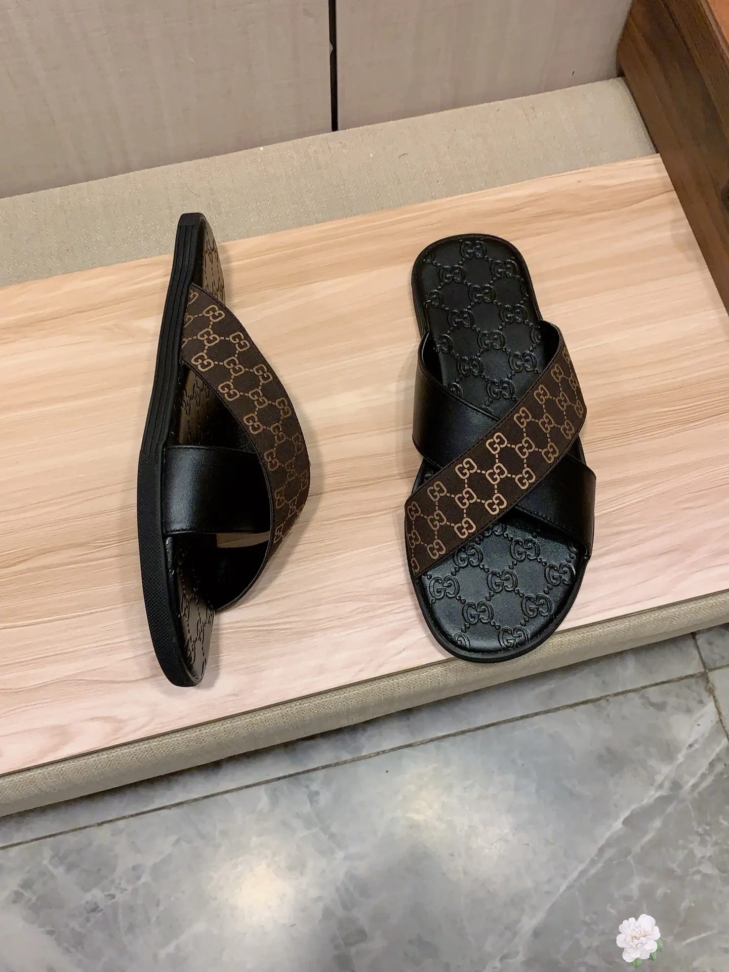 Slippers: New model: Factory price: 260💰💰🎩🎩🔥🔥《 Gucci* 》Series of slippers top purchasing agent🔍🔍Sold at the same time for men, original Italian imported webbing made of selected cowhide, exquisite workmanship,), sole: (super comfortable) original factory special sole, ⚠️exclusive double-layer movable molded sole super comfortable⚠️, real shot🎬the real thing is more beautiful🔍🔍266 regular code 38-44, can be ordered 45.